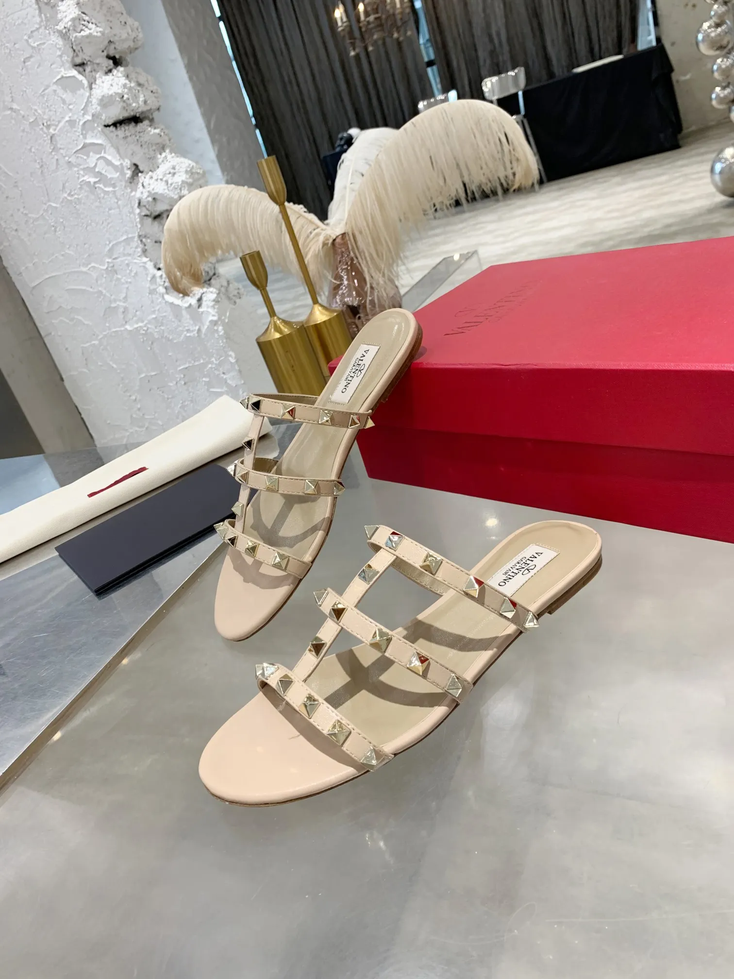👟👟Ex-factory price 380👟👟 Women's shoes Women's clothing Women's shoes Women's clothing Valentino studded classic sandals ✔️Mixed-breed sheepskin upper ✔️Mixed-breed sheepskin lining and foot pads ✔️Italian yellow cowhide outsole with clear texture consistent with the counter ✔️Code number 35-40 (34, 41, can be customized and not returned)